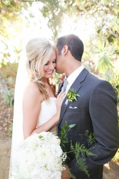 Classically beautiful in Amy Kuschel's Kennedy lace wedding gown. Photography: Allie Lindsey Photography.