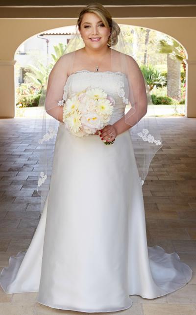 A classic beauty in Ingrid's lace and silk organza A-line silhouette, an Amy Kuschel wedding dress. 