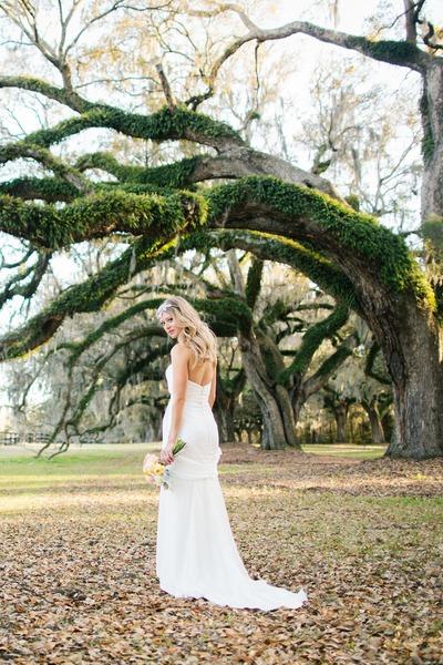 Ginny's rustic elegance wedding sets a perfect backdrop for Hemingway's swing style silhouette. Photography: Juliet Elizabeth Photography.