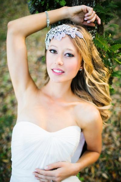 Turn on the glamour! The bride wears Amy Kuschel's Hemingway wedding gown in silk satin chiffon. Photography: Juliet Elizabeth Photography.