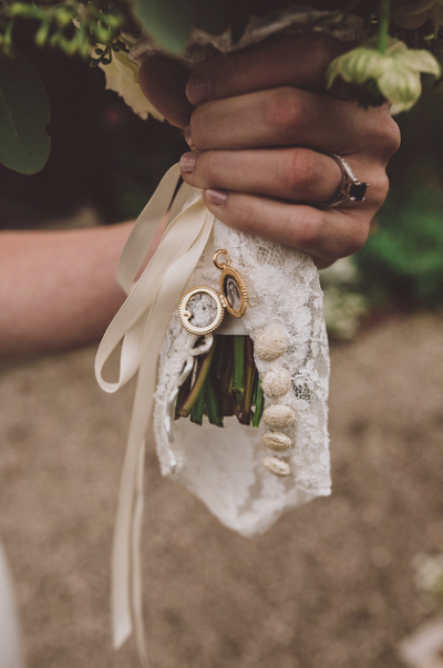 Clever wedding details for a beautiful wedding bouquet. Photography: Forever Candid Photography.arriage House Weddings, an Amy Kuschel retail partner.