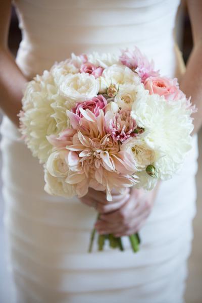 Beautiful bridal bouquet. Bride wears Lucky, an Amy Kuschel wedding dress in silk organza. Photography: Jason Walz & Bia Sampaio.