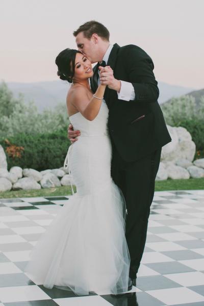 A beautiful and oh-so romantic photo of newlyweds Michelle & Scott. Bride wears Amy Kuschel's Viva wedding dress. Photography: Fondly Forever Photography.